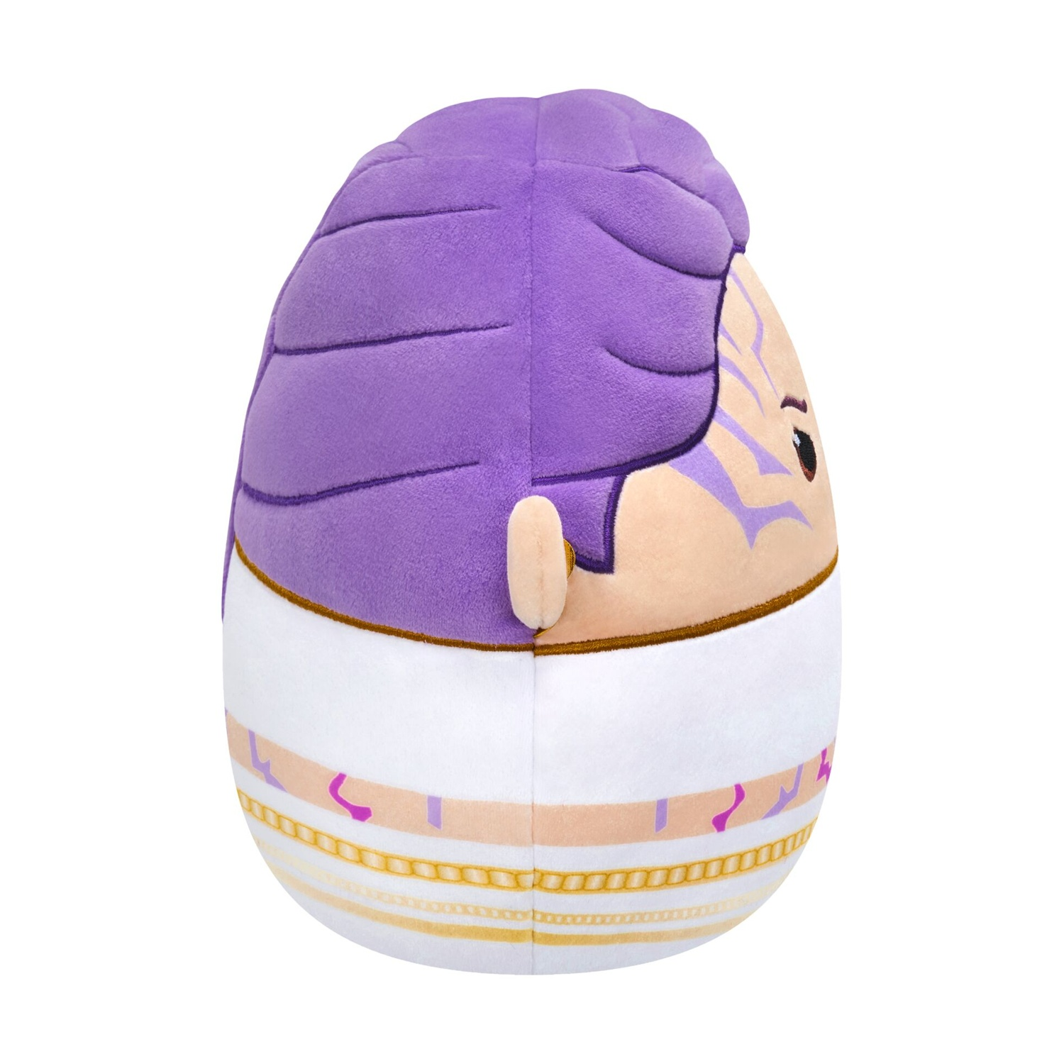Un peluche con capelli viola, tunica bianca e motivi su sfondo bianco.