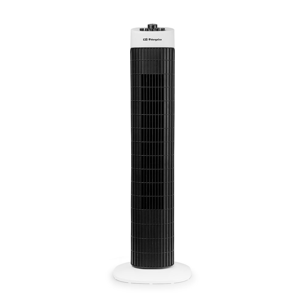 Un ventilador de torre alto, negro, con base y panel de control blancos sobre fondo blanco.