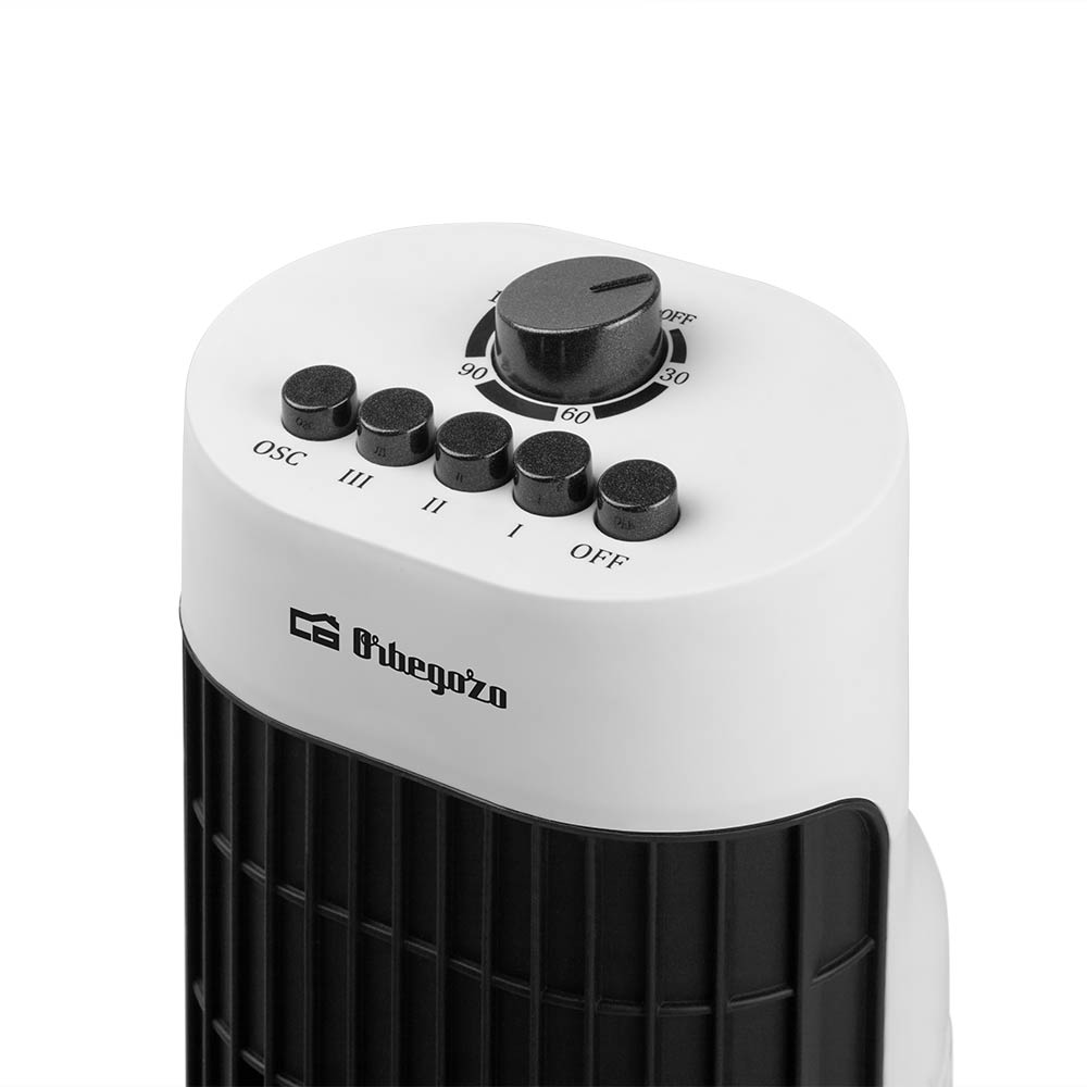 Parte superior de un ventilador de torre blanco con botones negros y el logotipo de Orbegozo.