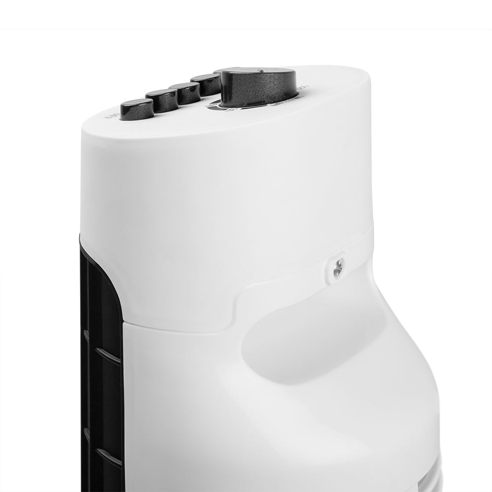 Primer plano de la parte superior de un ventilador de torre blanco con botones de control negros.