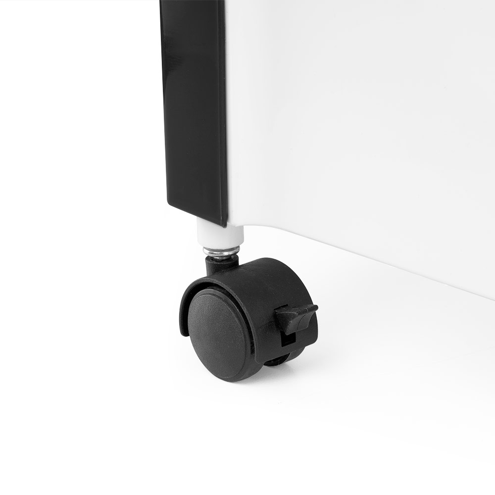 Primer plano de una rueda de mueble negra debajo de un mueble blanco y negro.