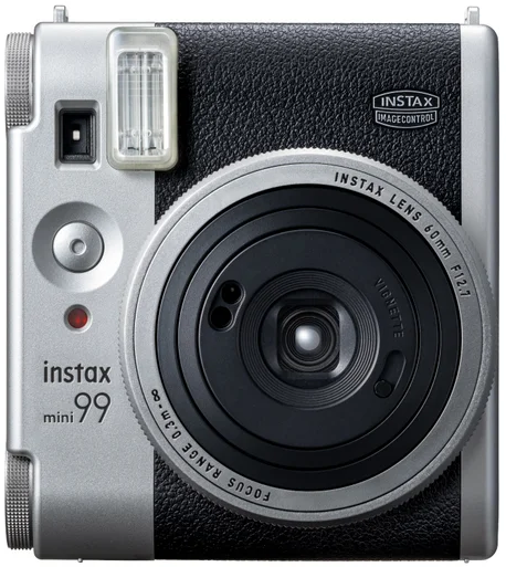 Egy ezüst és fekete Instax Mini 99 instant fényképezőgép, elölnézetben lencsével és vakuval.