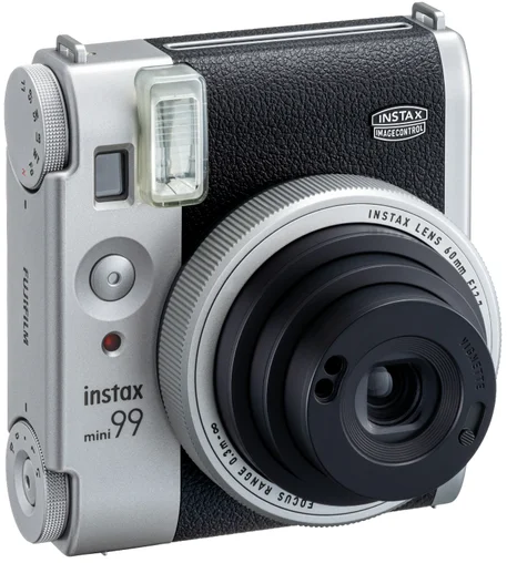 Ezüst és fekete színű Instax Mini 99 instant kamera nagy lencsével és beépített vakuval.
