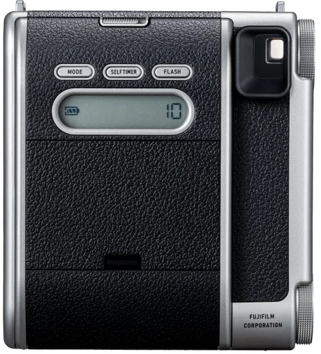 Fekete Fujifilm kamera hátulja LCD képernyővel, gombokkal és keresővel.