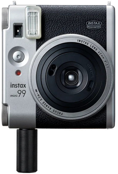 Egy ezüst és fekete Instax Mini 99 azonnali kamera texturált markolattal, nagy objektívvel és vakuval.