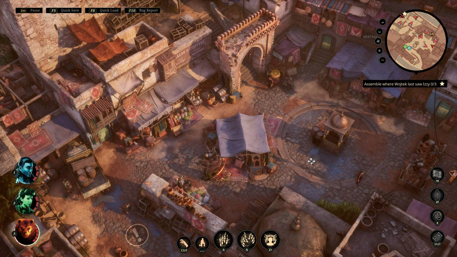 Vista cenital de una bulliciosa calle de mercado oriental con puestos, edificios, una fuente y elementos de HUD.