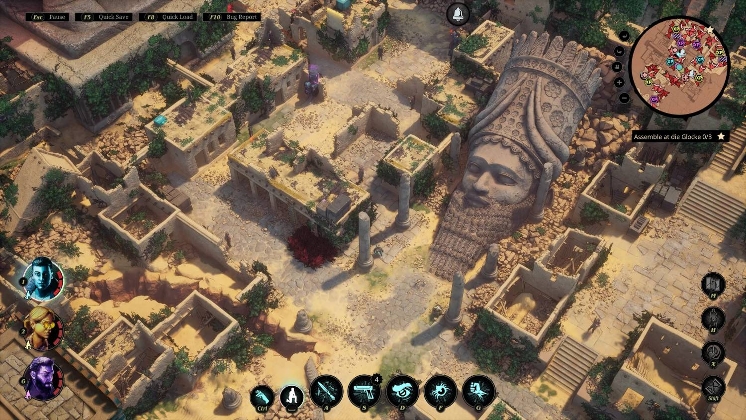 Vista isométrica de un videojuego que muestra ruinas de piedra, terreno desértico y una cabeza de estatua gigante.