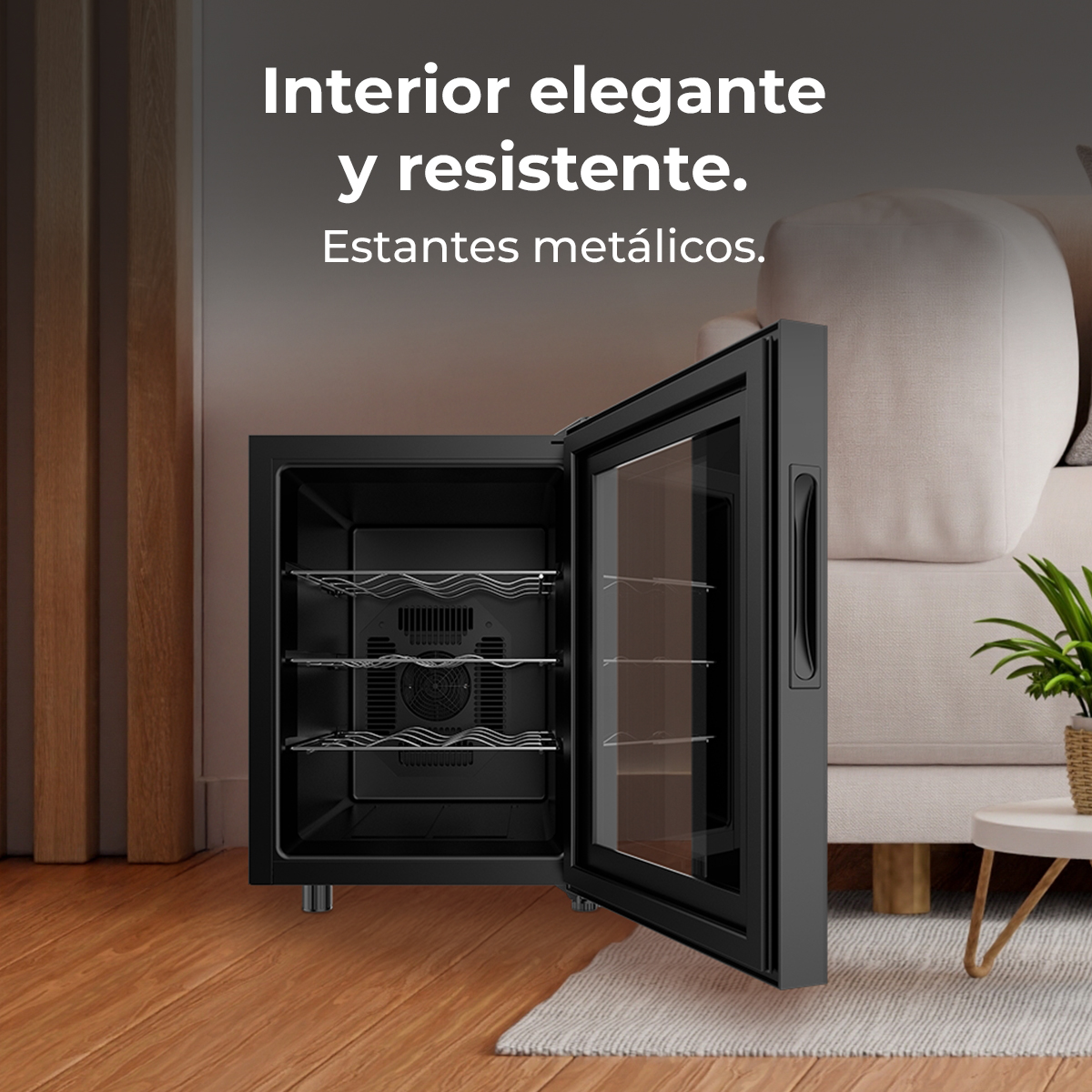 Un pequeño enfriador de vino negro con puerta de vidrio abierta sobre suelo de madera junto a un sofá.