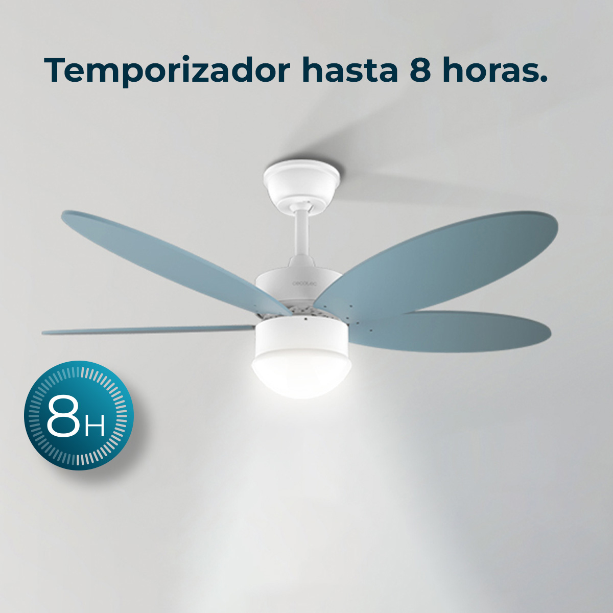 Un ventilador de techo blanco con aspas azul claro y lámpara integrada, con texto e icono de temporizador de 8 horas.