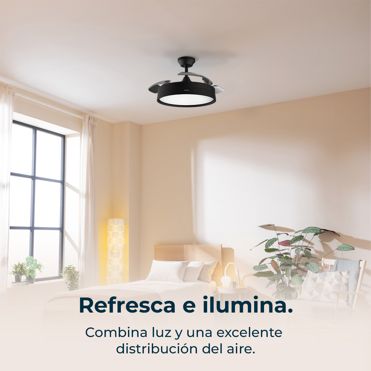 Ventilador de techo moderno con luz en un dormitorio luminoso con grandes ventanas.