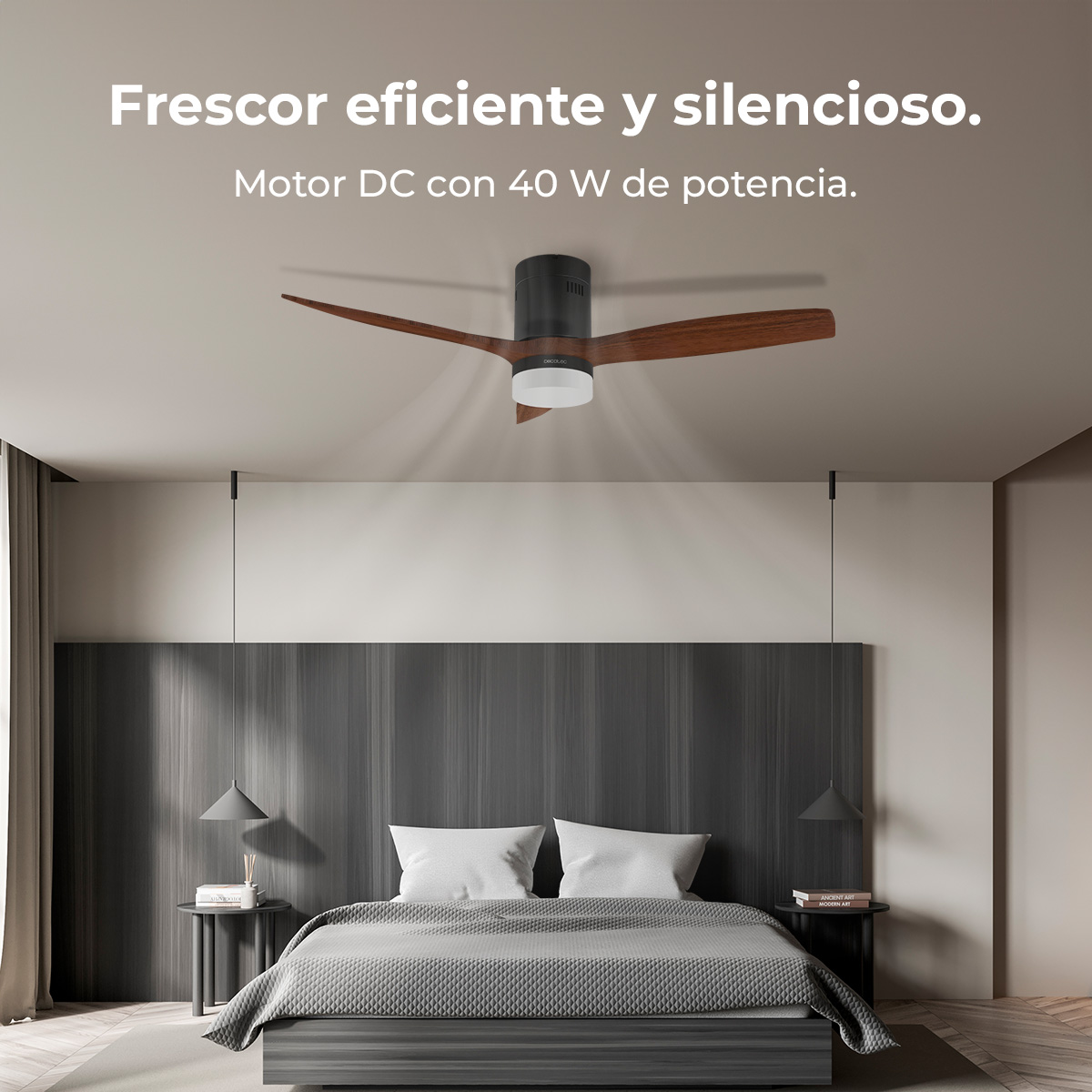 Un ventilador de techo moderno con aspas de madera y luz está montado en un dormitorio elegante sobre una cama.