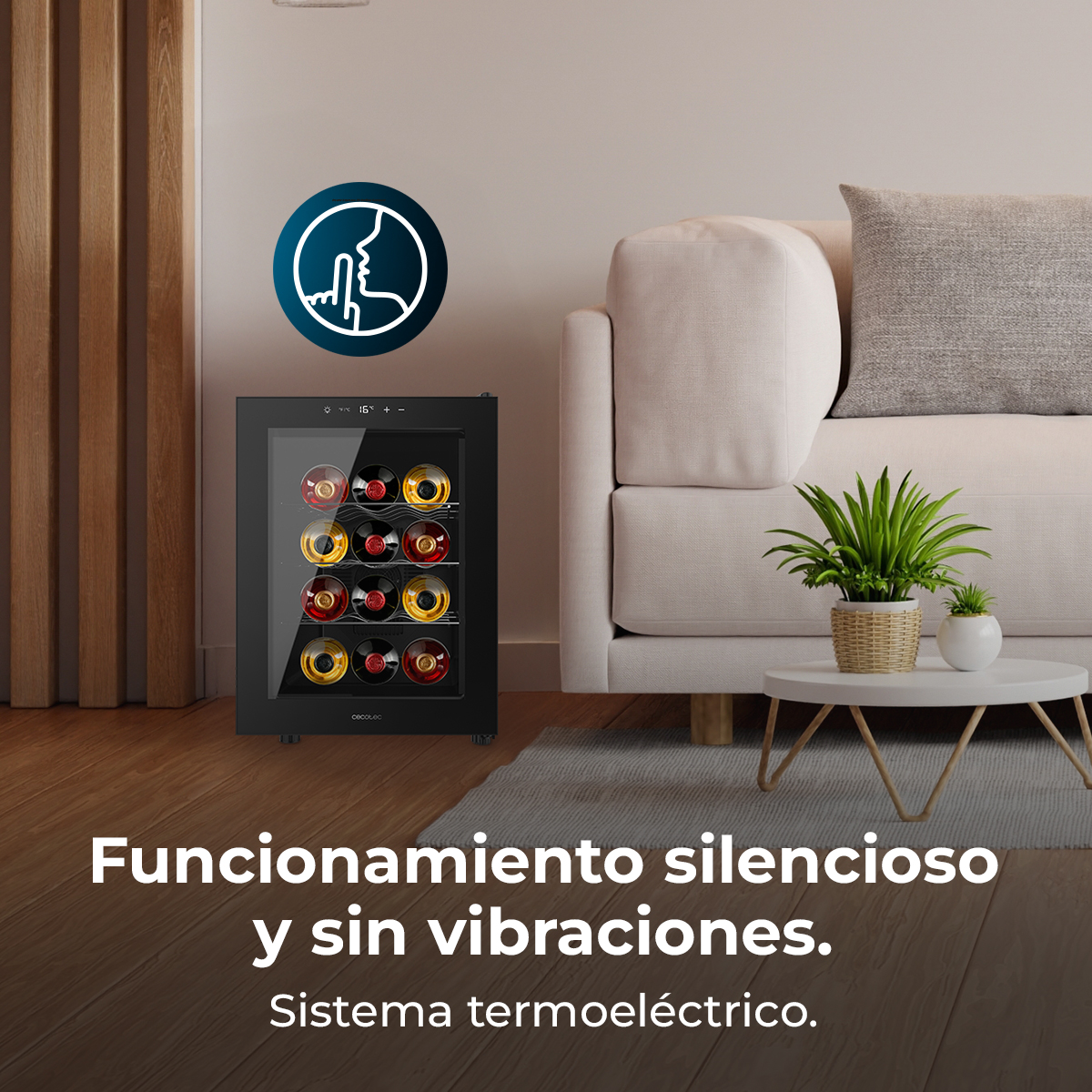 Pequeña vinoteca negra junto a un sofá claro en un salón.