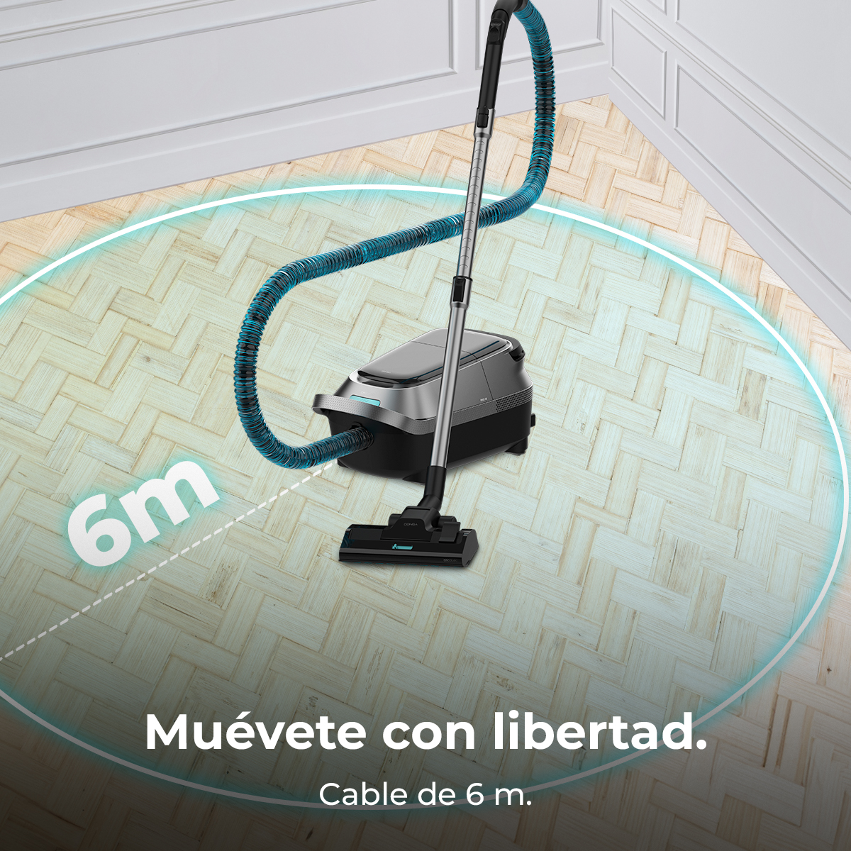 Aspiradora gris sobre suelo de madera con un radio azul de 6 metros.