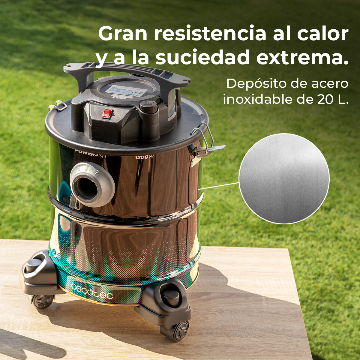 Un aspirador negro con depósito de acero inoxidable de 20L sobre una mesa de madera al aire libre.