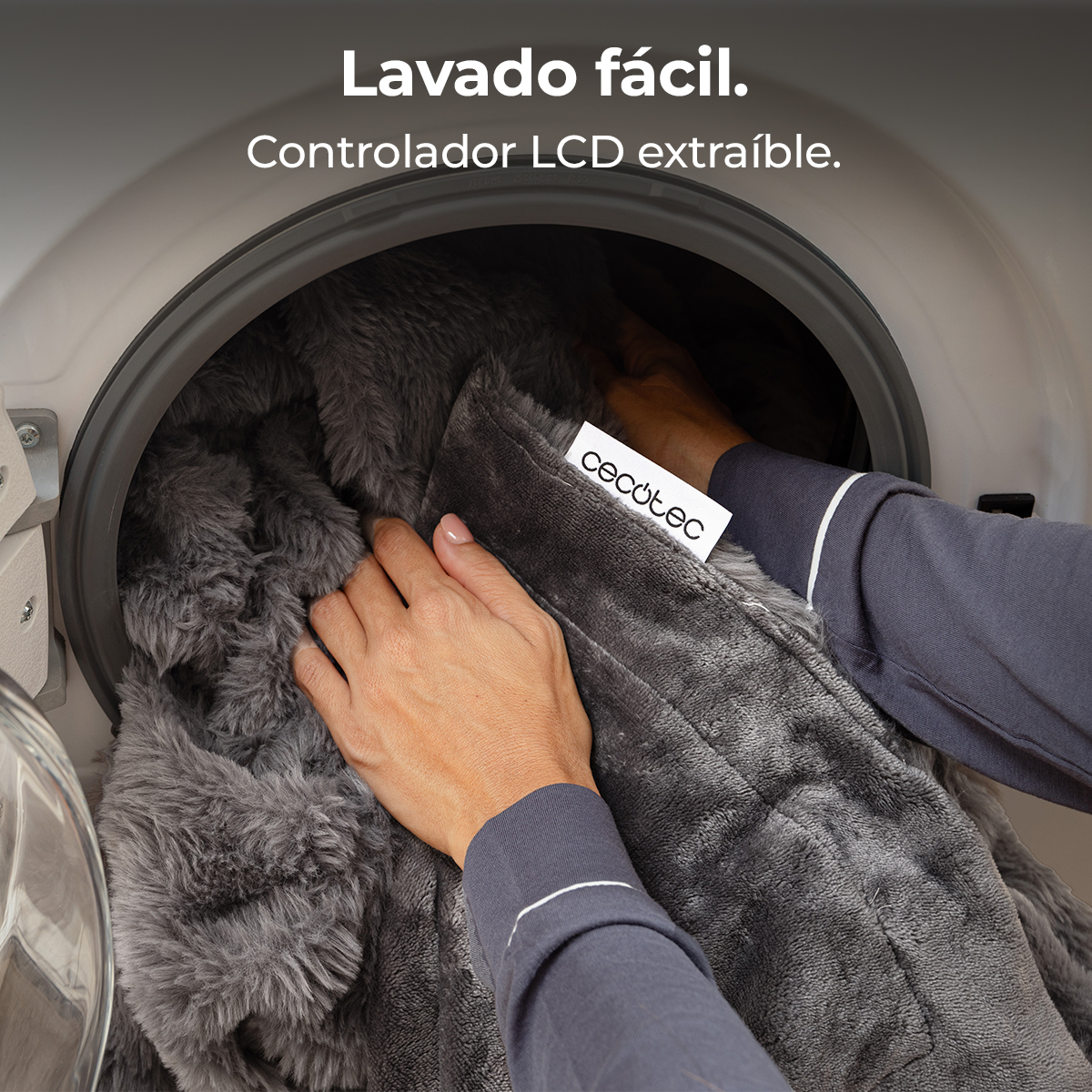 Una persona metiendo una manta gris peluda con etiqueta Cecotec en una lavadora, con texto promocional en español.