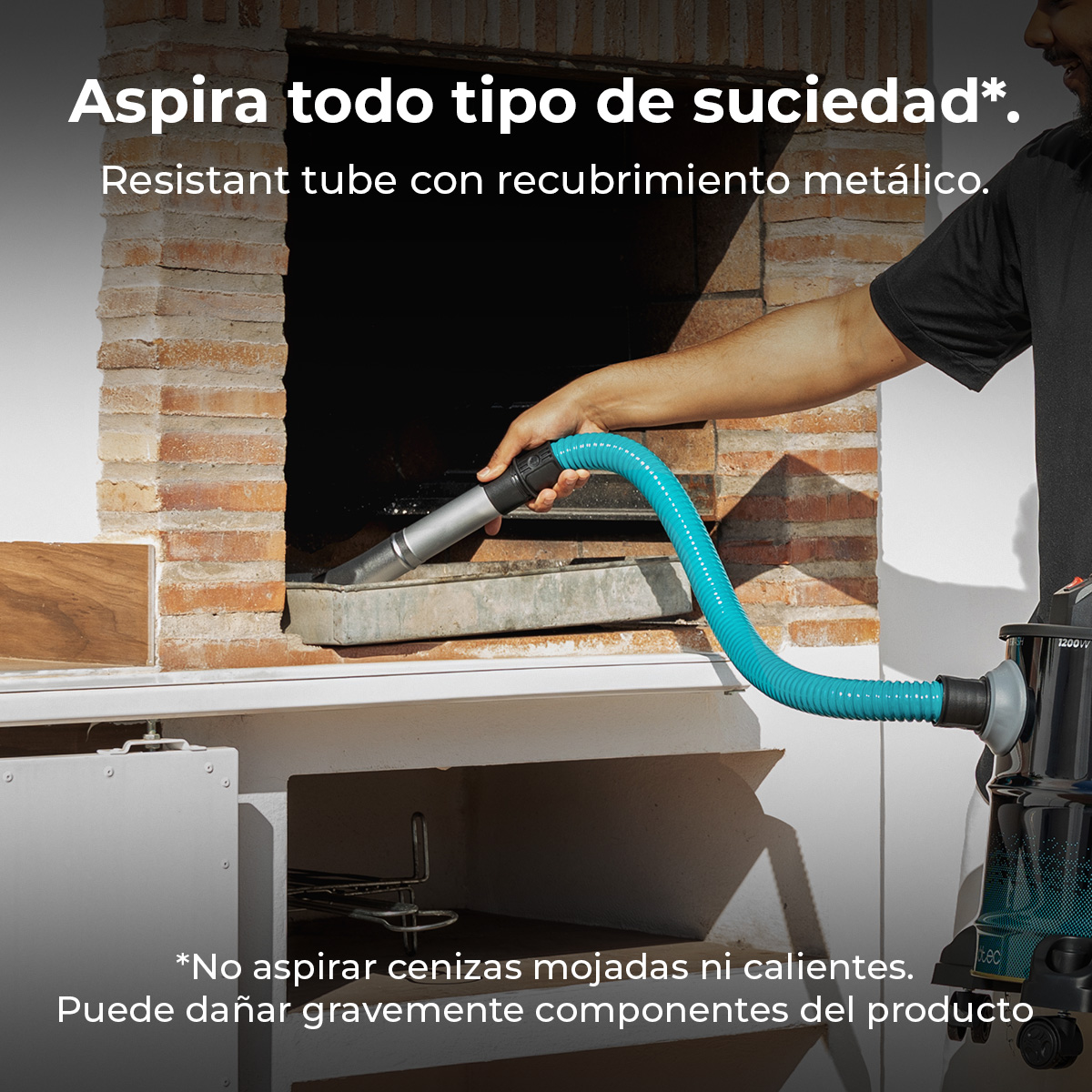 Una persona usa una aspiradora con manguera azul para limpiar cenizas de una chimenea.