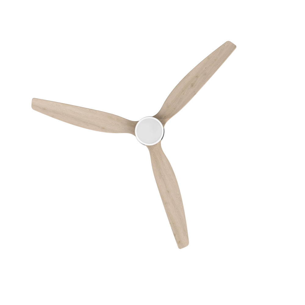 Un ventilador de techo de tres aspas con veta de madera y centro blanco sobre fondo negro.