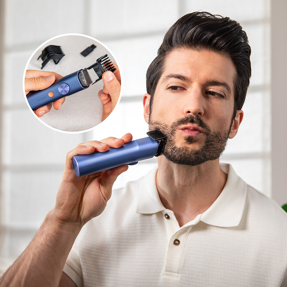 Un hombre con polo blanco recorta su barba con una recortadora azul, con un recuadro mostrando un accesorio.