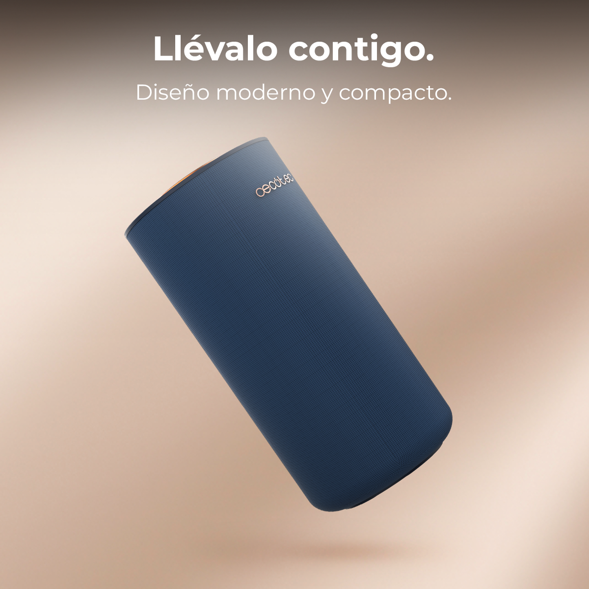 Un altavoz cilíndrico azul de Cecotec flota sobre un fondo marrón claro con texto.