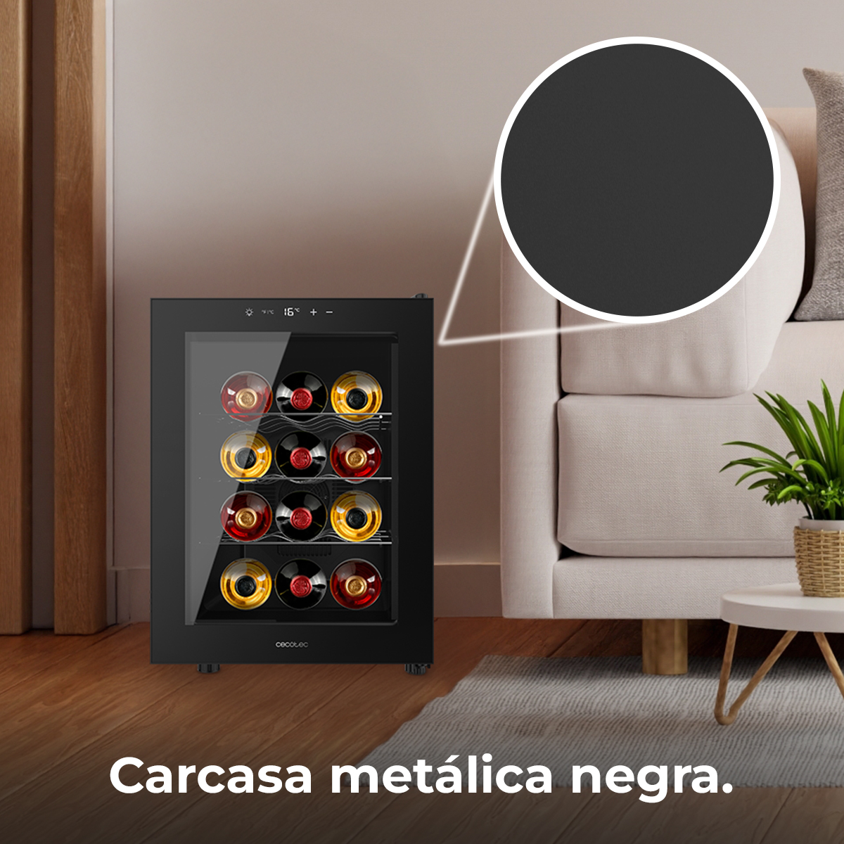 Un pequeño enfriador de vino negro con puerta de cristal sobre suelo de madera en una sala con sofá.
