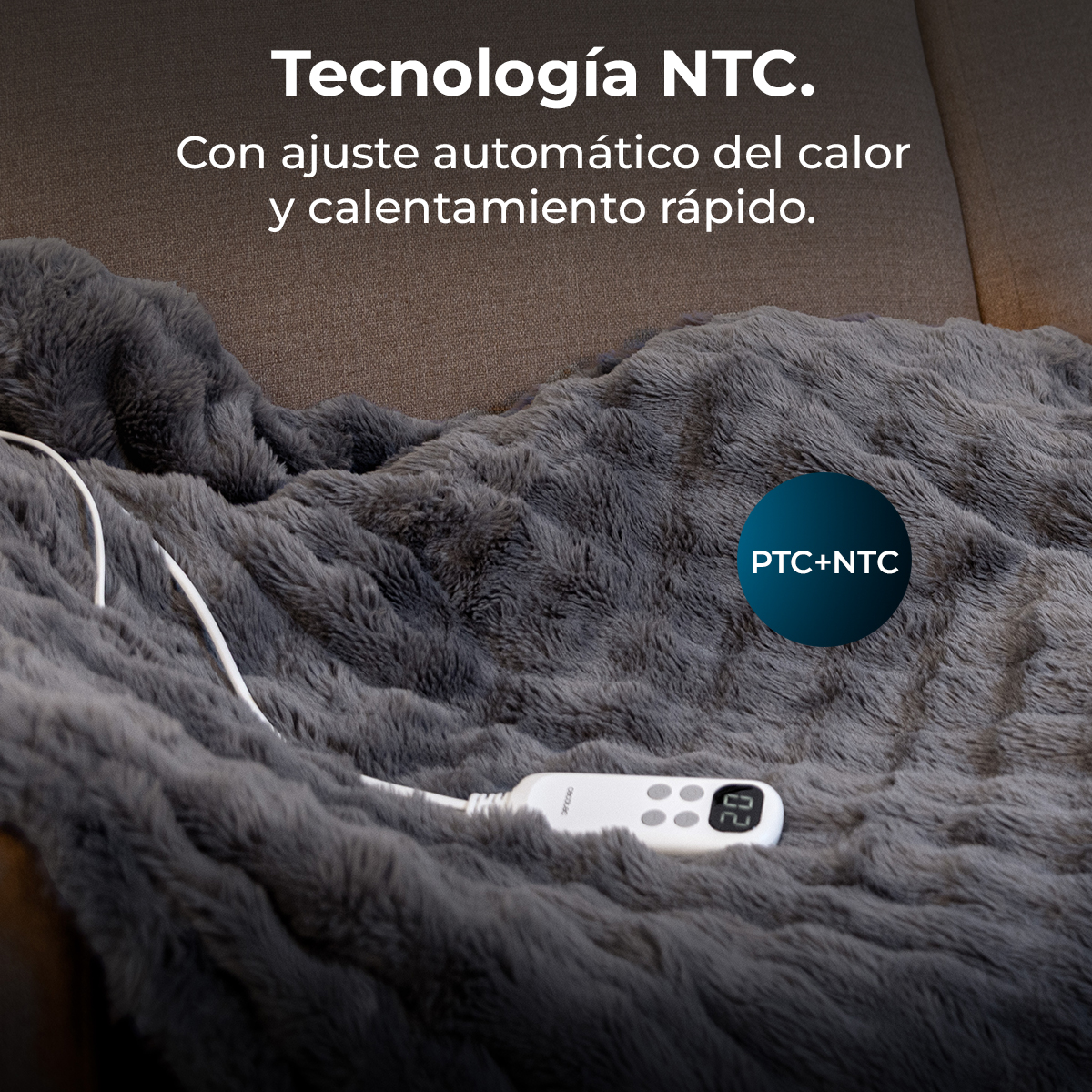 Manta gris y suave con mando blanco y texto de Tecnología NTC.