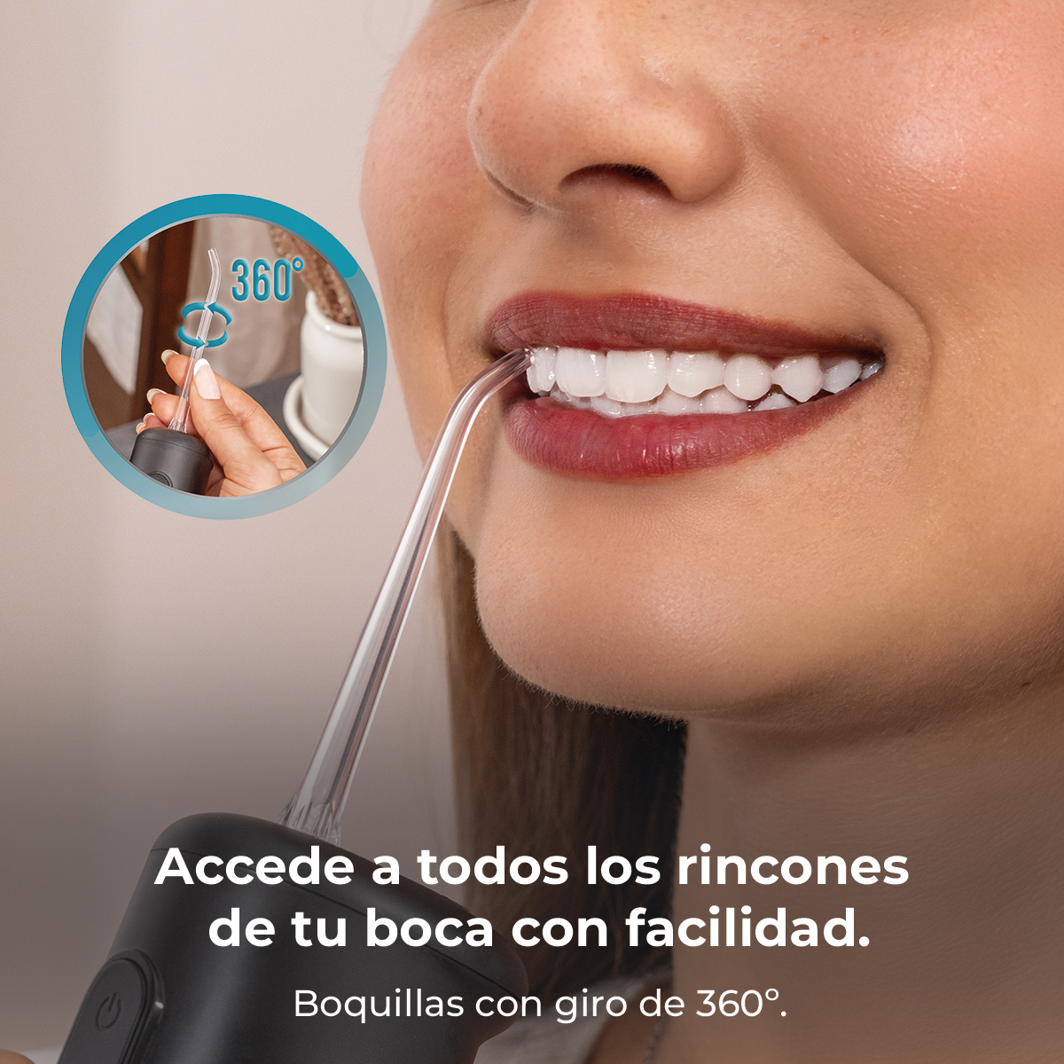 Una mujer usa un irrigador bucal negro en sus dientes blancos. Un inserto muestra la boquilla giratoria de 360 grados.