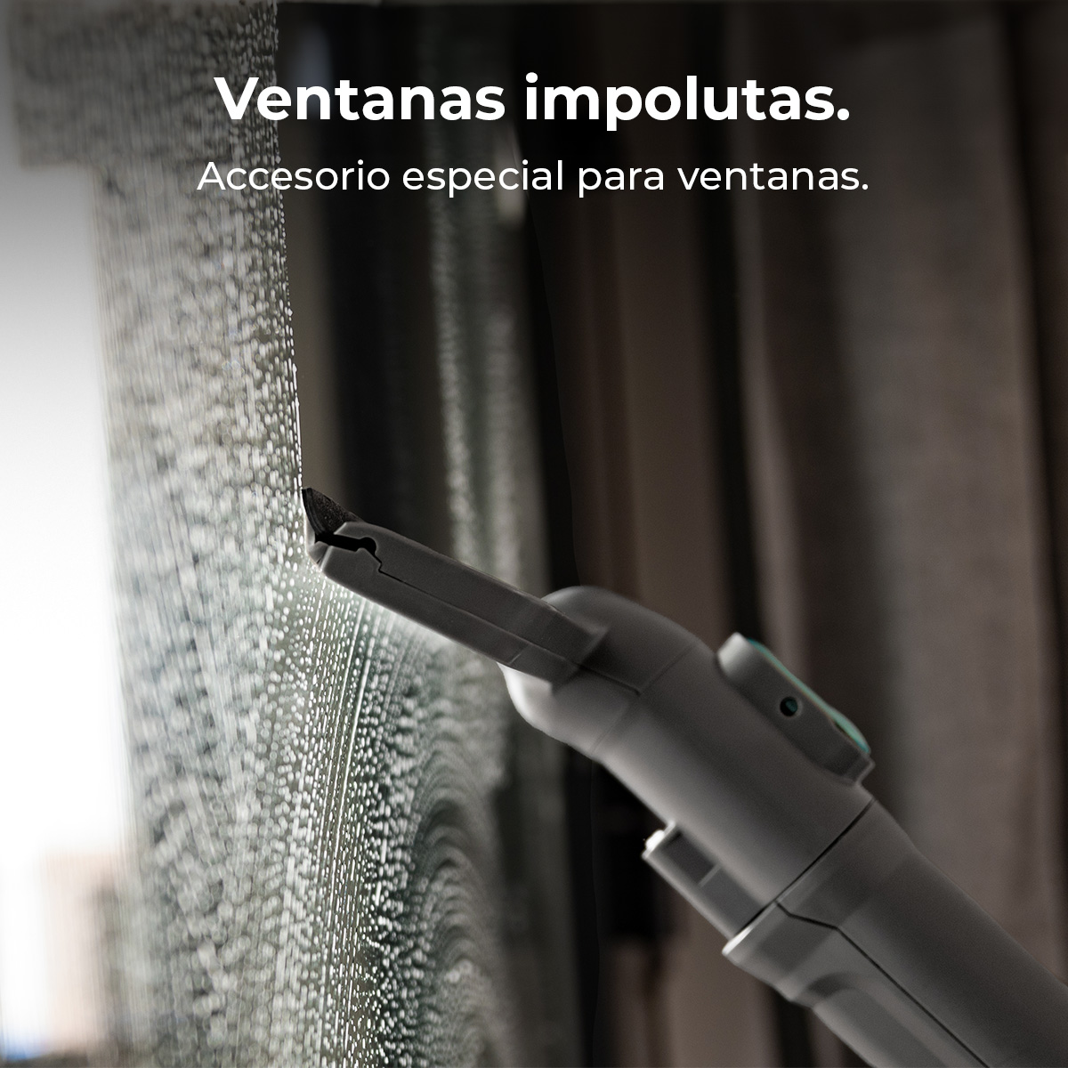 Un accesorio limpiaventanas gris limpia una puerta de vidrio con gotas de agua. Texto en español arriba.