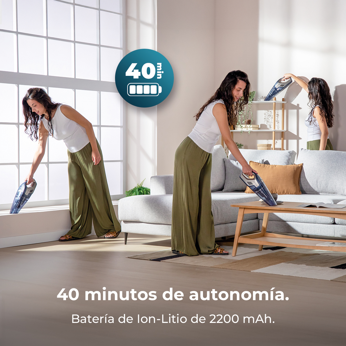 Una mujer usa una aspiradora de mano inalámbrica en una sala luminosa.