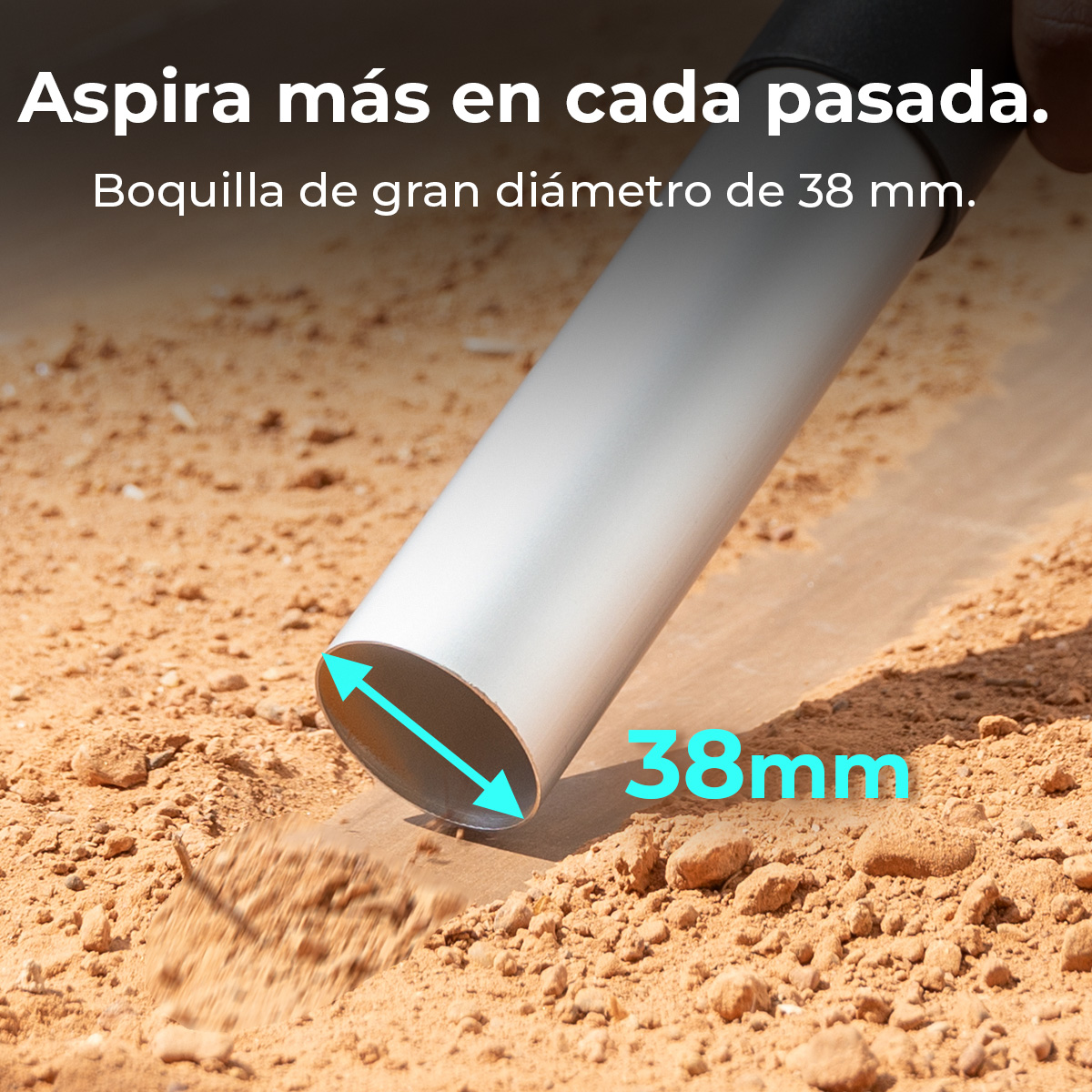 Una boquilla de aspiradora de 38 mm limpia la suciedad de un suelo polvoriento.