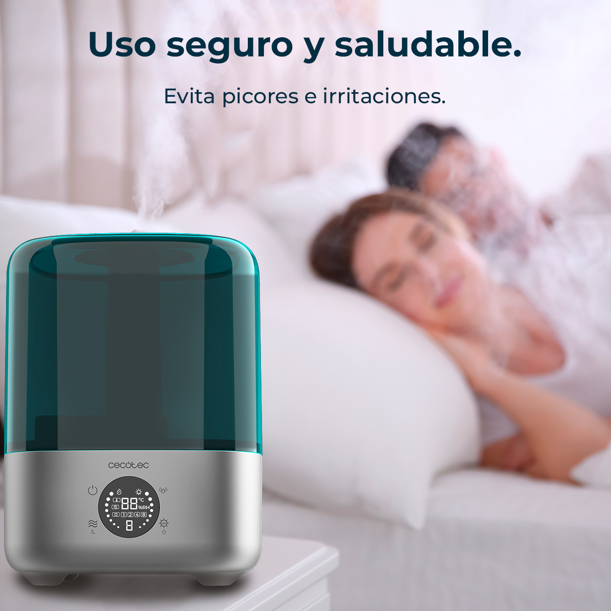 Un humidificador azul en la mesita de noche mientras una pareja duerme.