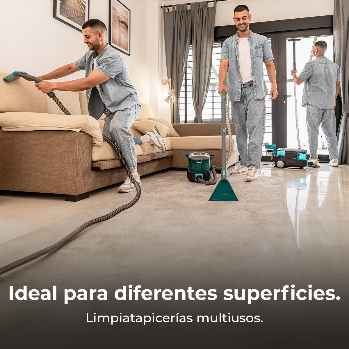 Un hombre usa una aspiradora azul para limpiar un sofá, alfombra y ventana.