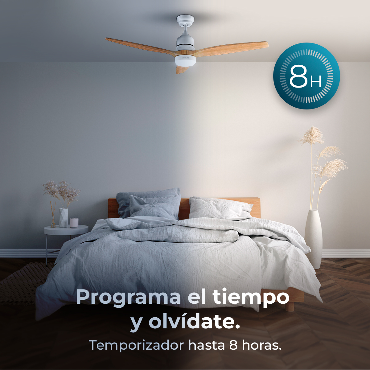 Dormitorio con cama de madera, ventilador de techo y un icono azul de 8 horas.