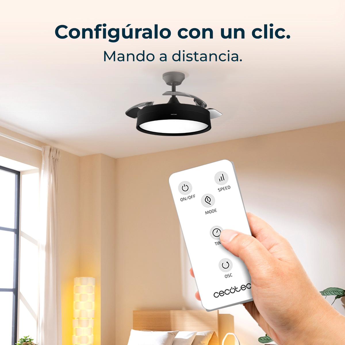 Una mano sostiene un mando a distancia blanco para el ventilador de techo negro con luz.