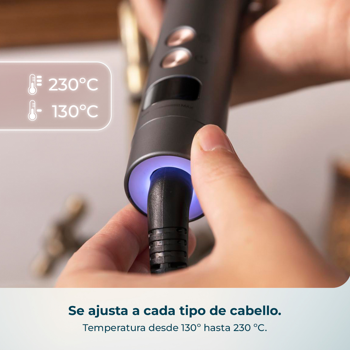 Manos sostienen un moldeador con luz azul en la base y temperaturas de 130°C a 230°C.