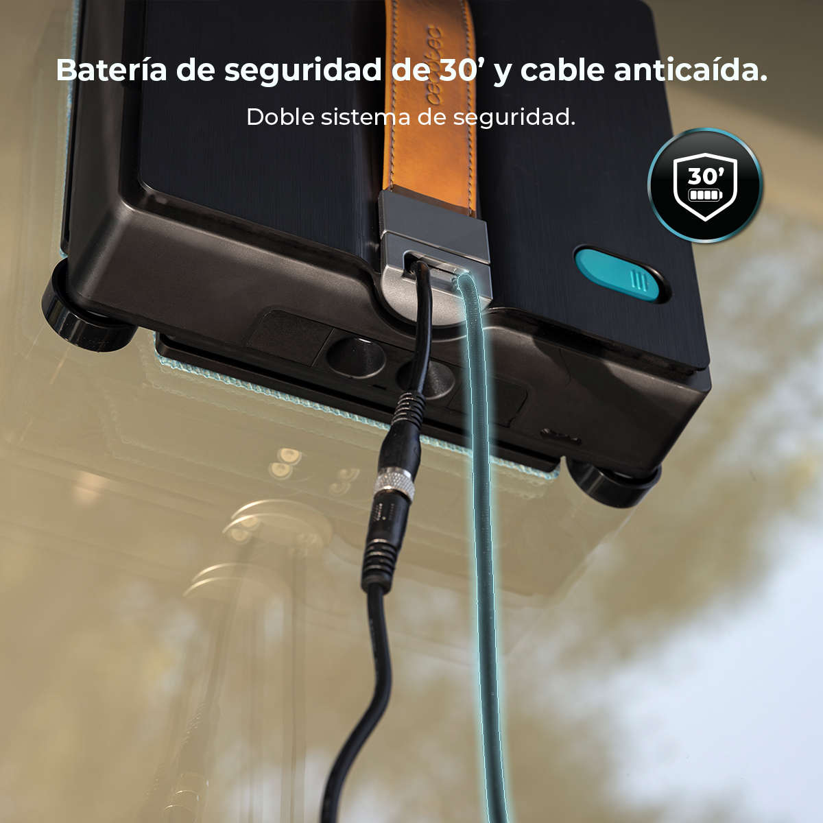 Robot limpiacristales negro con asa marrón y cable de seguridad sobre una superficie de cristal.