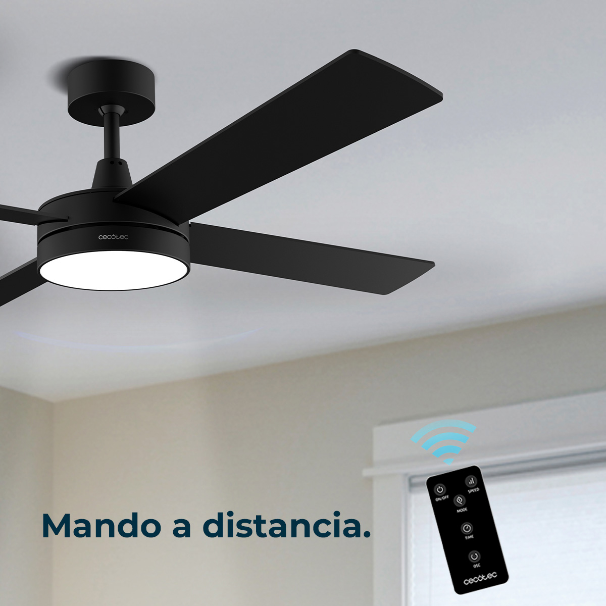 Un ventilador de techo negro con luz y mando a distancia.