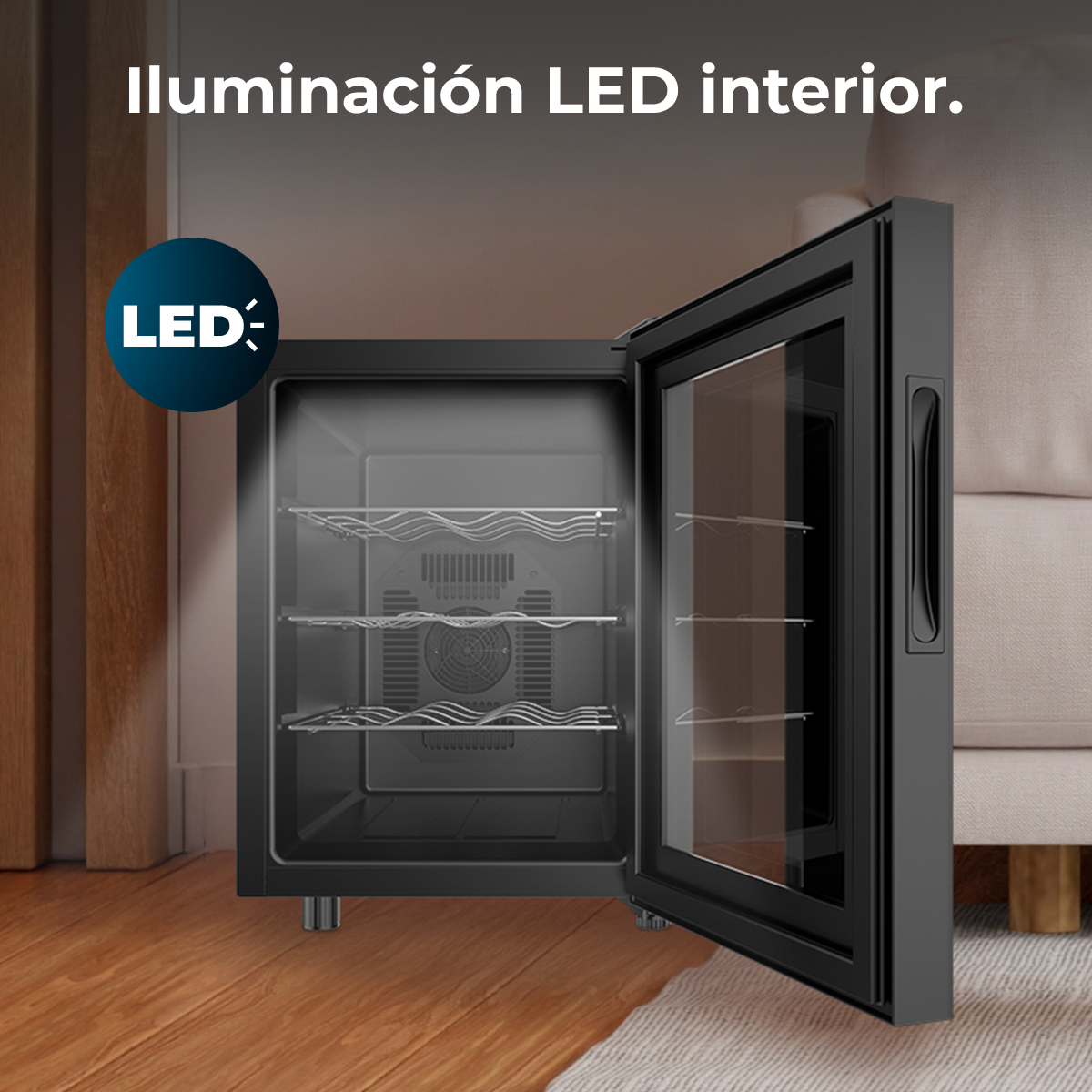 Nevera de vinos negra abierta con estantes de alambre, luz interior LED y suelo de madera en una habitación.