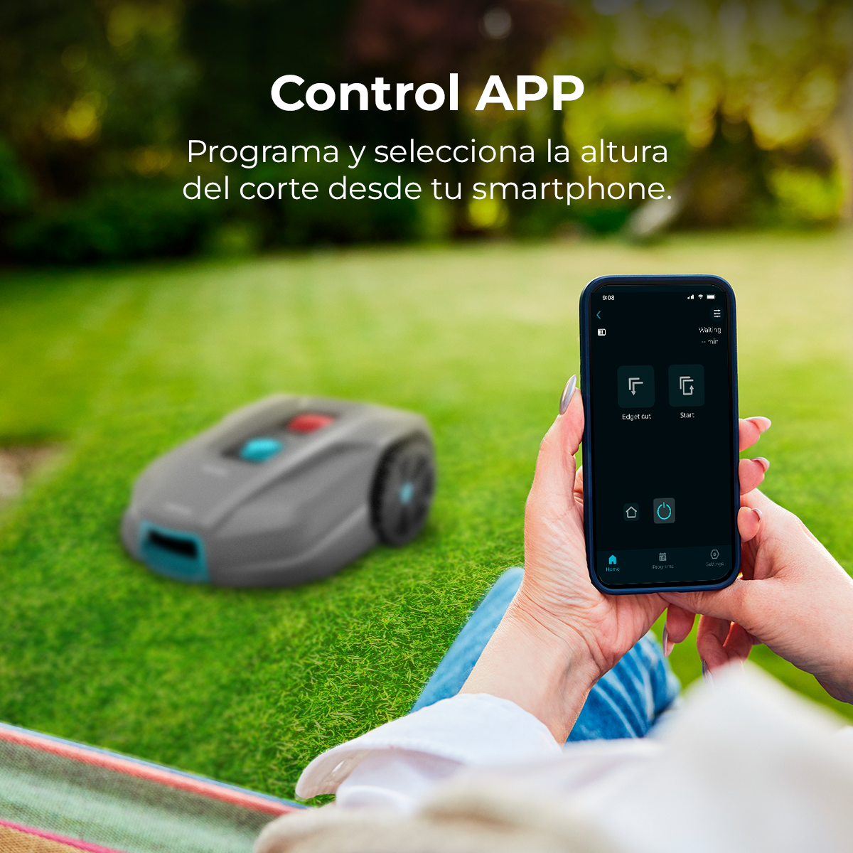 Persona usa una app en el smartphone para controlar un robot cortacésped en un césped.