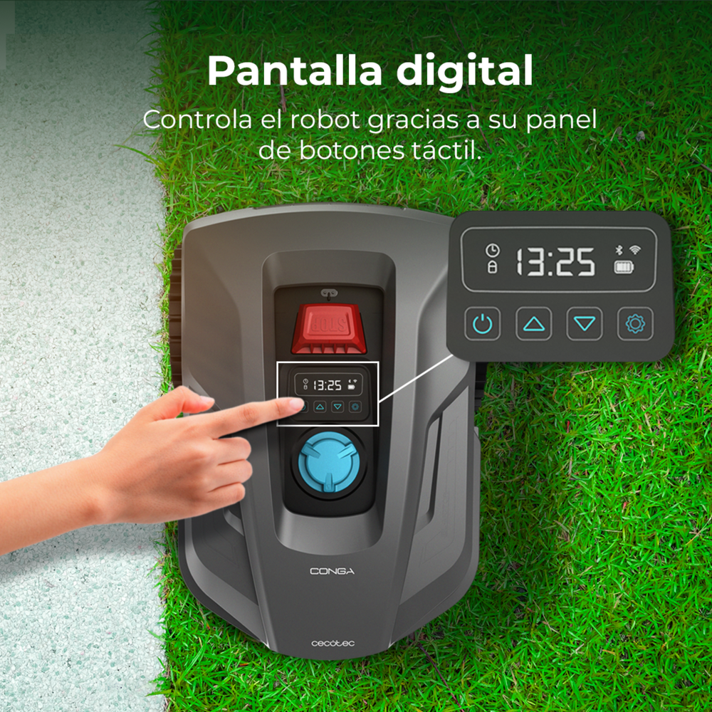 Mano tocando el panel de control táctil digital de un cortacésped robot gris en césped verde.