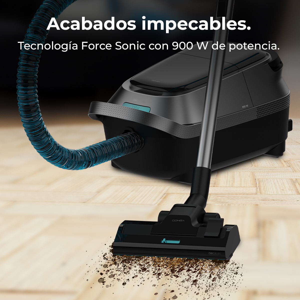 Una aspiradora negra aspira suciedad de un suelo de madera, con manguera azul y texto promocional.