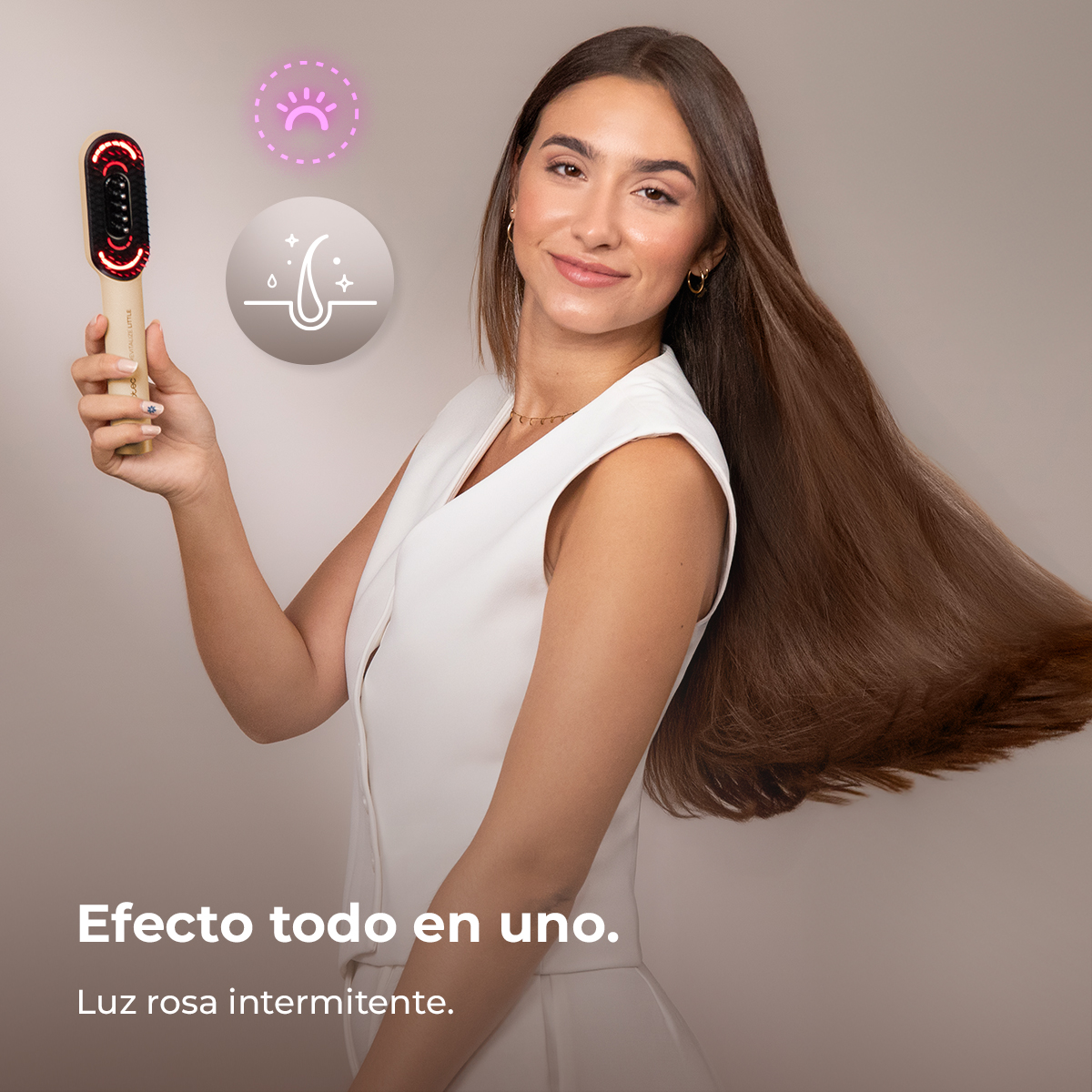 Una mujer de blanco sostiene un cepillo de pelo rojo brillante mientras su largo cabello se mueve con el viento.