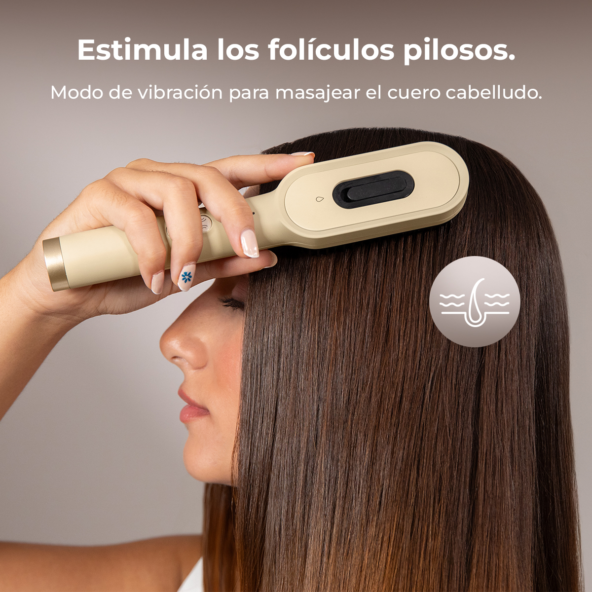 Mujer usa un cepillo vibratorio beige en su cuero cabelludo.