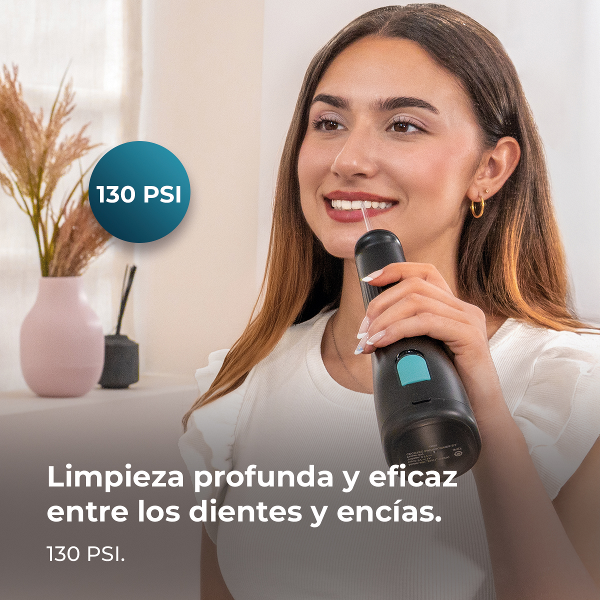 Una mujer sonriente usa un irrigador bucal negro para limpiar sus dientes, con texto superpuesto y un jarrón rosa.