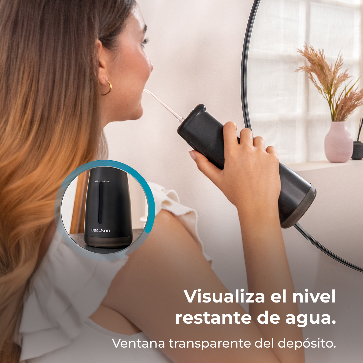 Mujer usando un irrigador bucal negro, con zoom en la ventana de agua transparente.