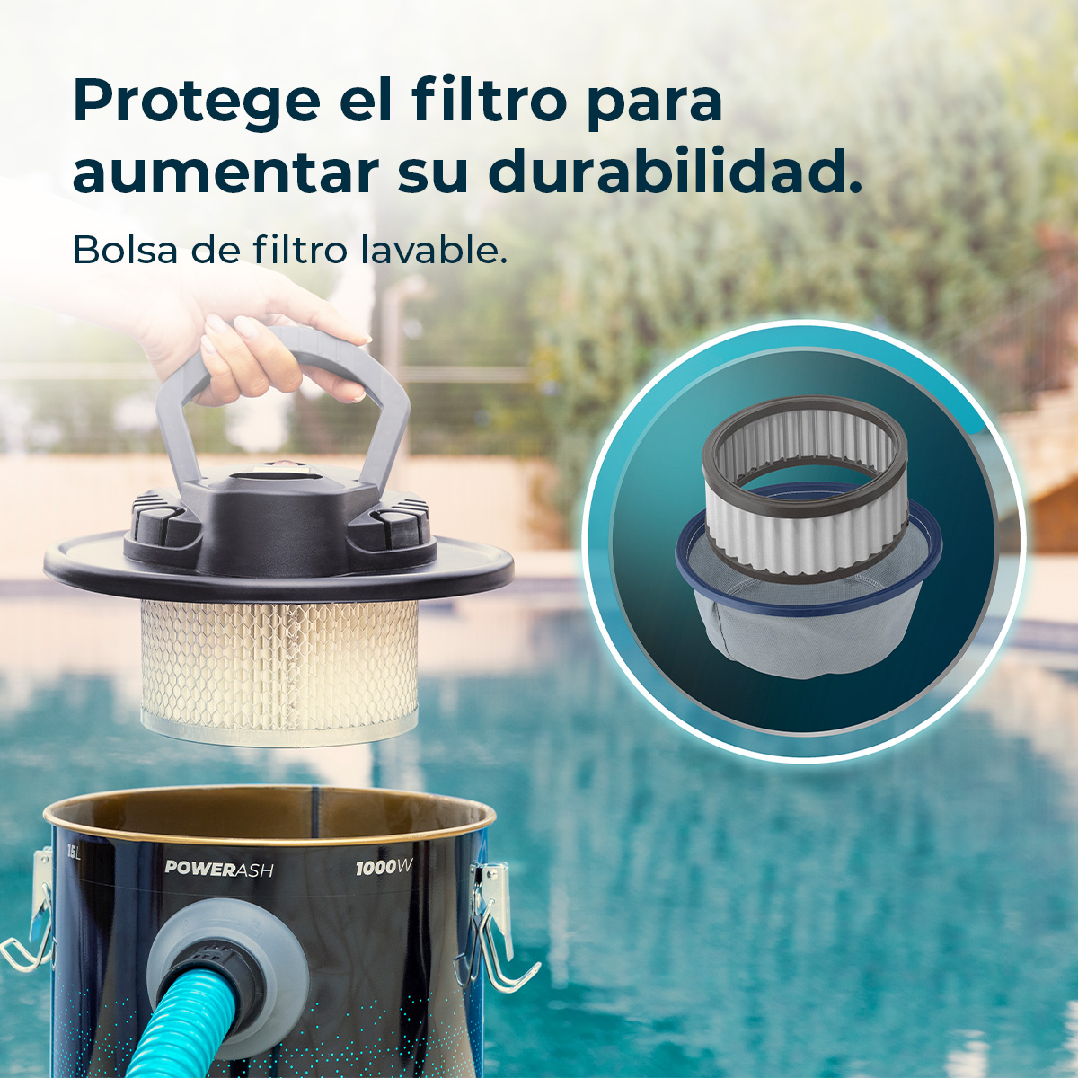 Mano sostiene filtro sobre aspiradora Powerash negra, con inserción que muestra partes del filtro y piscina.