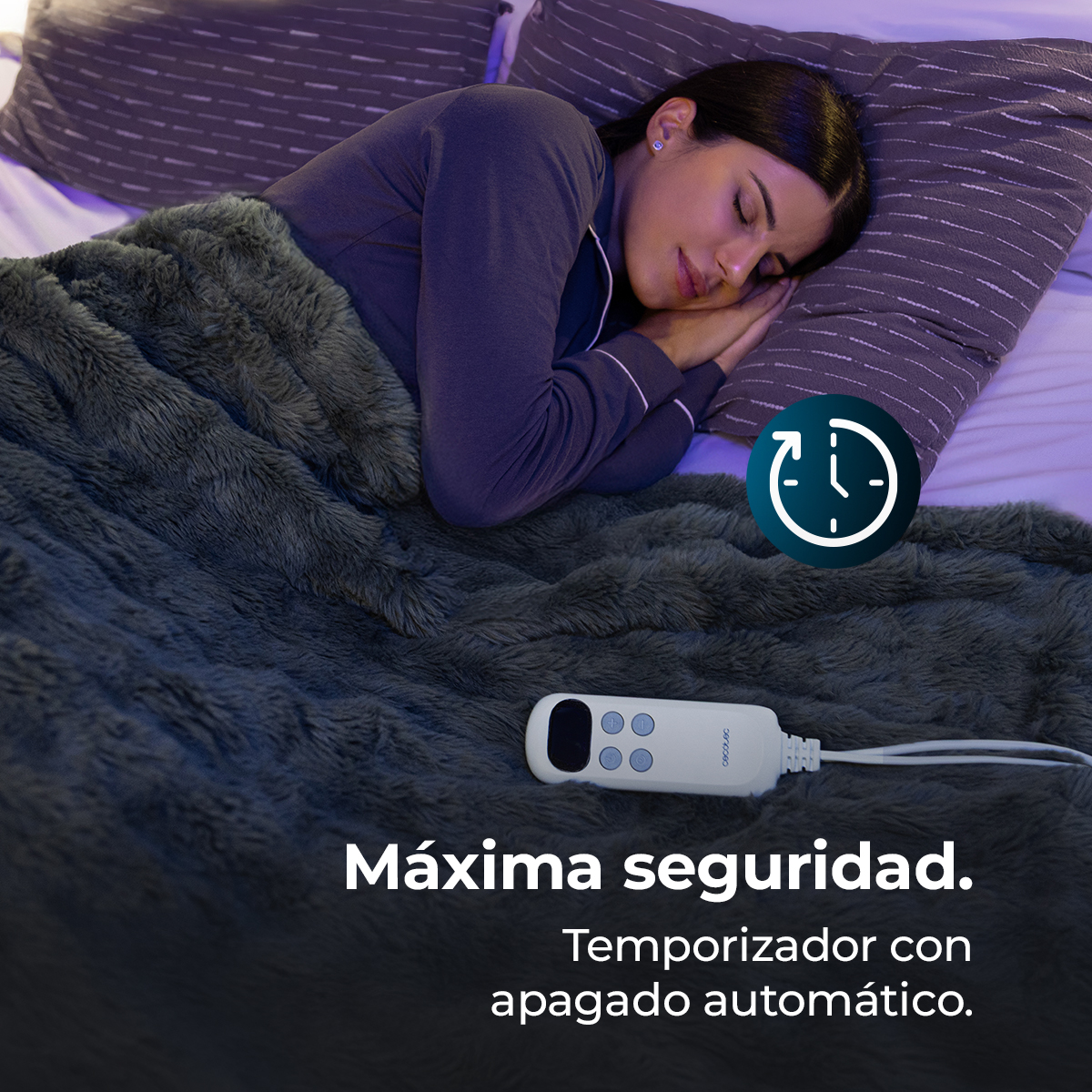 Una mujer duerme plácidamente bajo una manta gris y peluda con un mando, texto en primer plano.