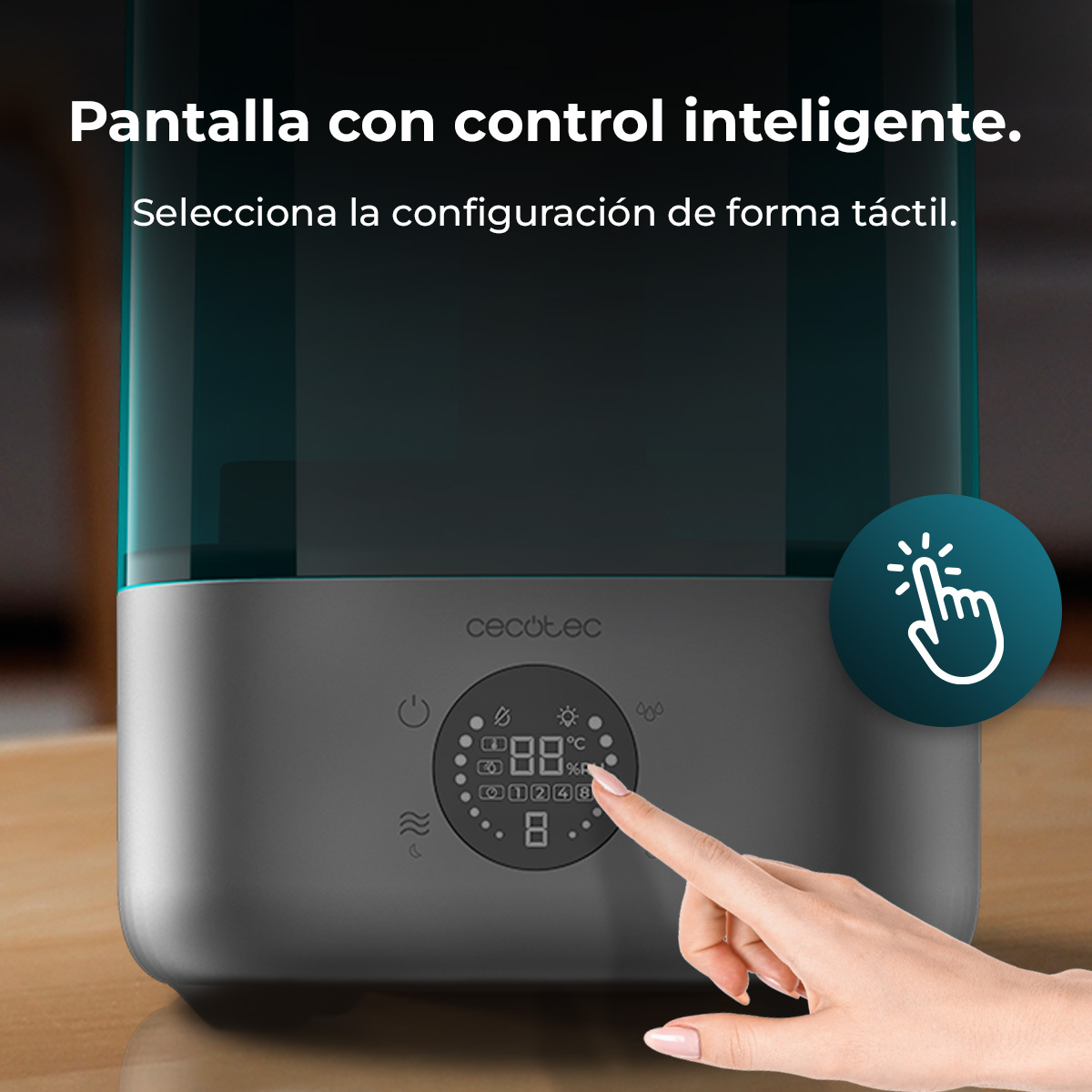 Una mano tocando la pantalla táctil digital de un humidificador gris Cecotec.
