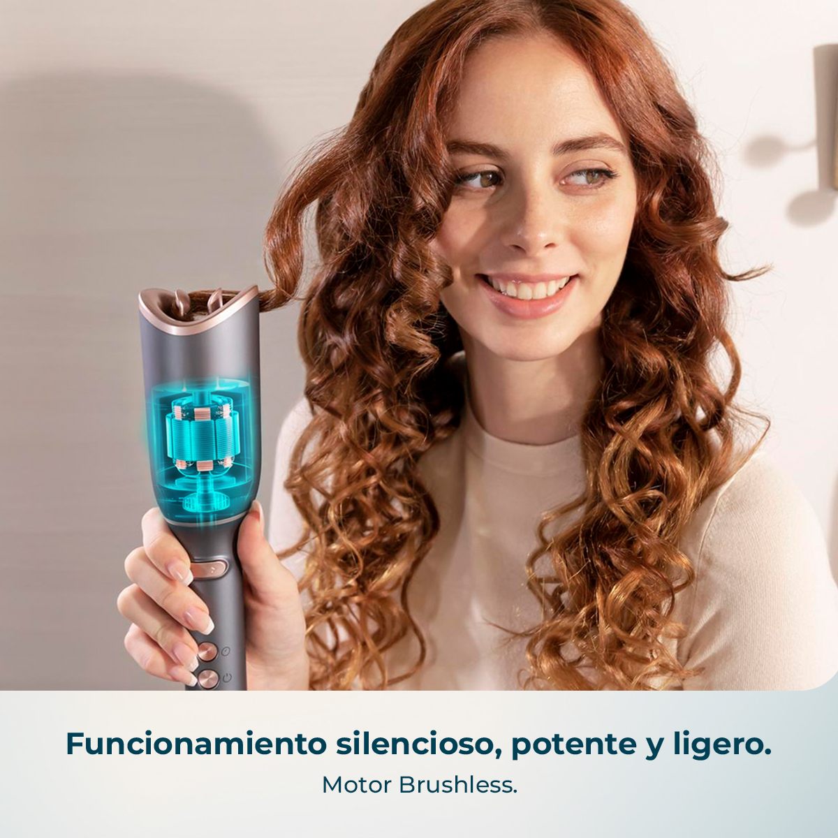 Una mujer sonriente sostiene un rizador de pelo automático con gráfico de motor azul y texto abajo.