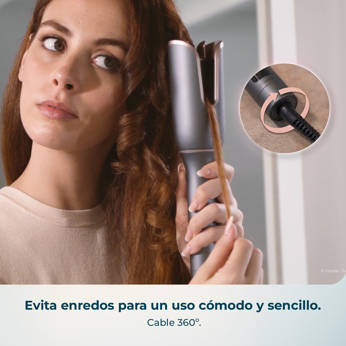 Mujer rizándose el pelo con un rizador gris, con detalle del cable giratorio de 360 grados.