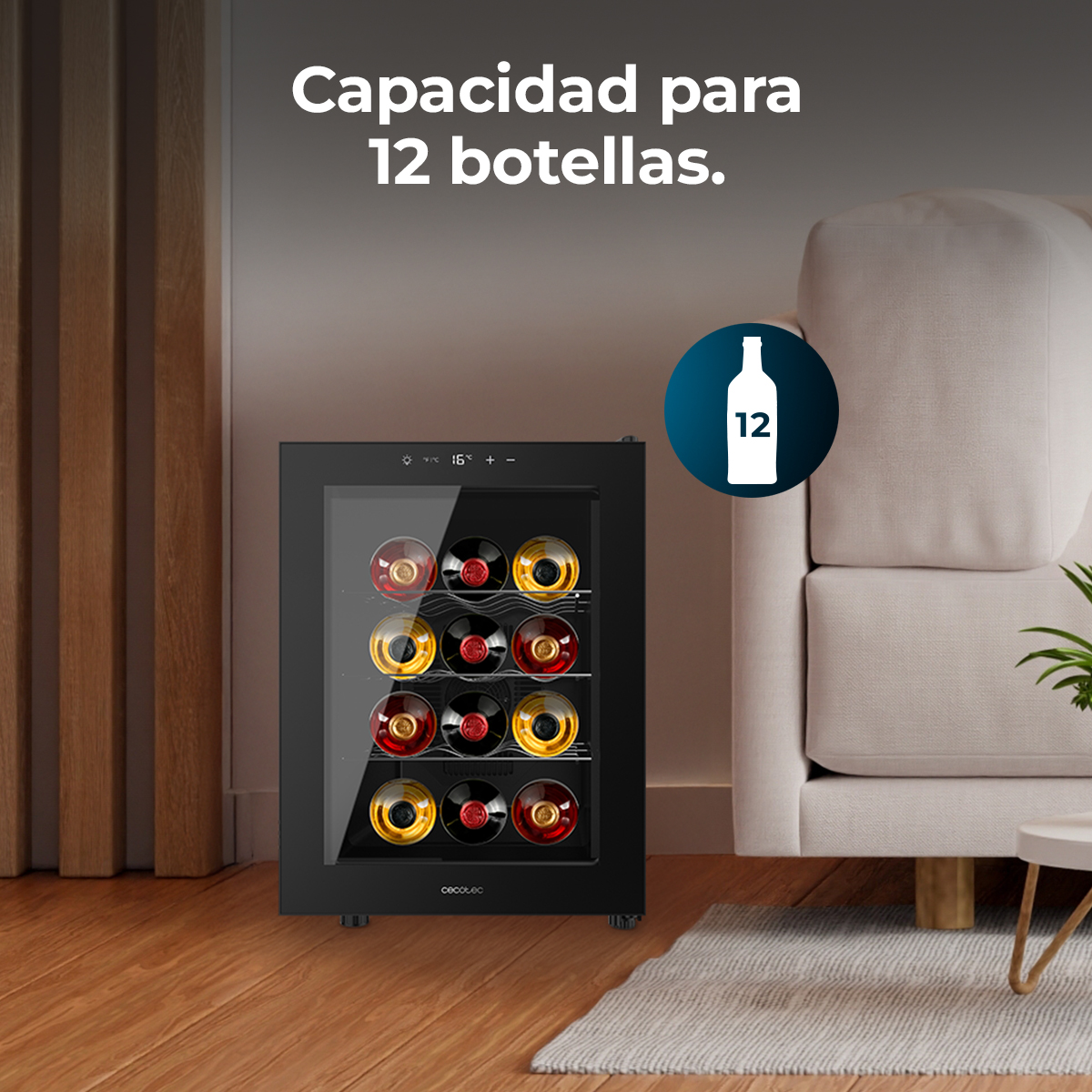 Una pequeña vinoteca negra con capacidad para 12 botellas en una sala junto a un sofá claro.